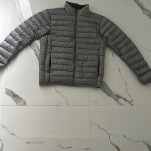 Uniqlo ultra light weight puffer jacket size: Medium in men’s size